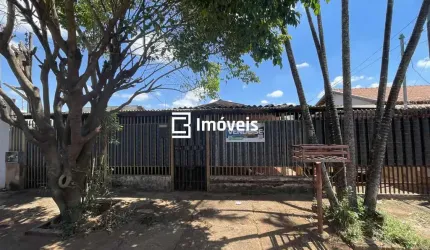 Imóvel com foco em venda apenas do terreno.