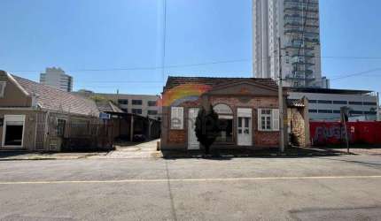 Amplo terreno no Centro de NH, com casa e estacionamento.