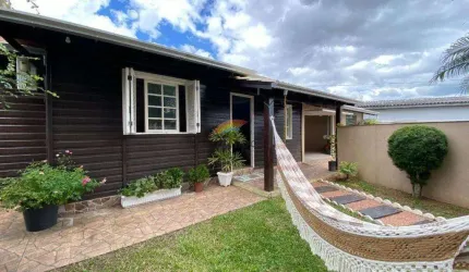 Casa plana mista ,c/ 185m² construídos e amplo pátio com piscina no Bairro Liberdade.