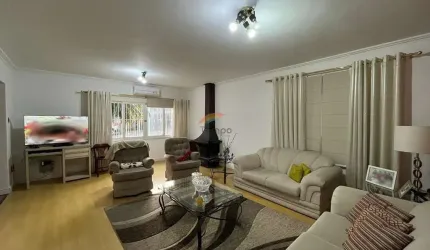Excelente Casa Plana com 194m² construídos no Bairro São Jorge!