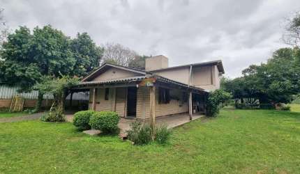 Casa com 5 dormitórios.