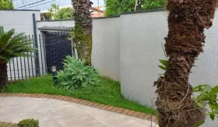 LINDA CASA COM PISCINA E LOCALIZAÇÃO PRIVILEGIADA