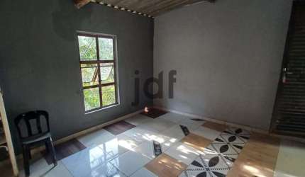 Chácara pequena com casa sem acabamento