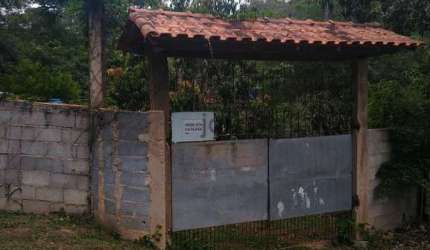 Chácara de 3000m2, Casa com 2 dorm, piscina inacabada, pomar, água nos fundo do terreno. Loteamento fechado, Moreiras Mairinque. Ideal para Investidores
