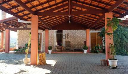 Chácara Condomínio Porta do Sol com vista, sendo 5 suítes, churrasqueira, piscina, pomar, garagem coberta
