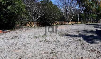 Terreno no Residencial Porta do Sol , com algumas benfeitorias e espaço pronto para construir com ótima topografia.