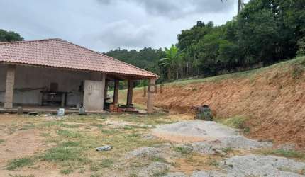 Chácara com 4 dormitórios (sendo 2 suites)