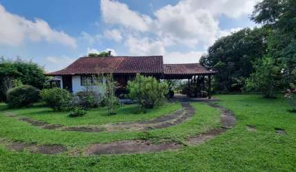 Chácara com 6.470 m2 de terreno plano.