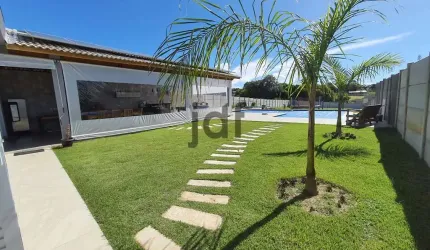 Chácara com terreno plano e semi nova!