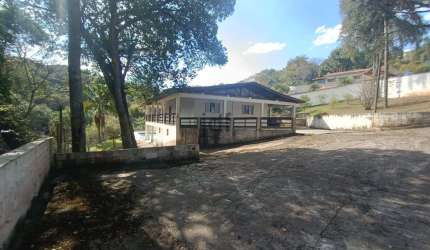 Chácara com lago, 4000 m2 de terreno.