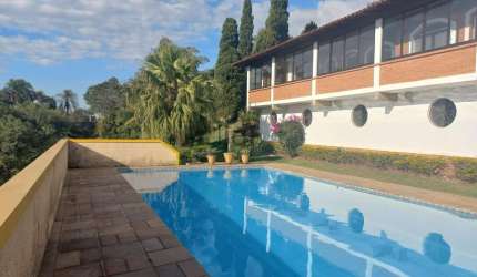 Chácara com estilo colonial com 5775 m2 de terreno em condominio