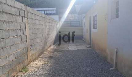 Casa Padrão na beira da pista