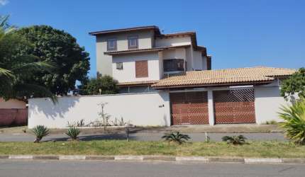 Lindo sobrado de esquina no melhor bairro da cidade.