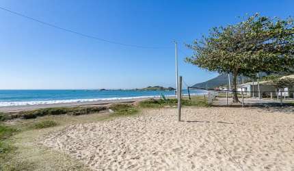 Alugo anual lindo Studio em frente a praia da Armação