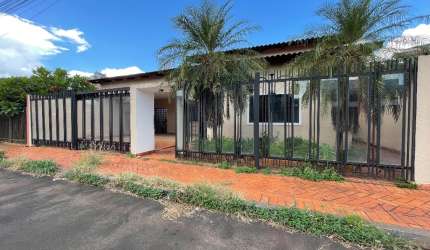 Casa ampla com 4 quartos a venda no Centro de Itumbiara