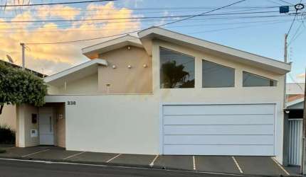 Casa para Venda em Assis, Jardim Taquaral, 3 dormitórios, 1 suíte, 2 banheiros, 2 vagas