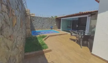 LINDA CASA COM PISCINA NA CIDADE NOVA