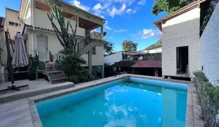 Casa com 07 Quartos à Venda em São Francisco Niterói/RJ