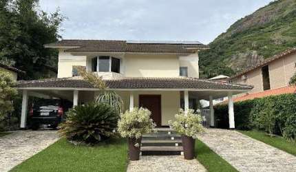 Casa em Condomínio com 04 Quartos em Itacoatiara - Niterói/RJ.