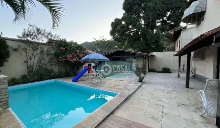 Casa em Itaipu com 04 Quartos, Piscina e Churrasqueira!