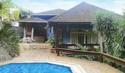 Casa em Condomínio com 03 Quartos, Piscina, Sauna e Churrasqueira