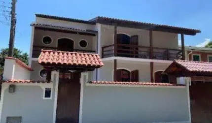Casa com 04 Quartos, Piscina e Churrasqueira em Itaipu