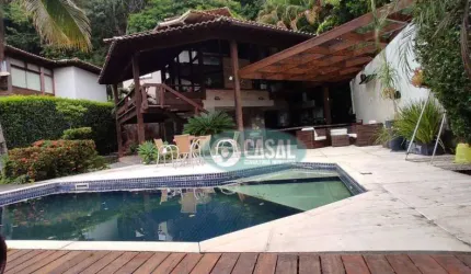 Casa em Condomínio com 03 Quartos, Piscina e Churrasqueira em Itaipu.