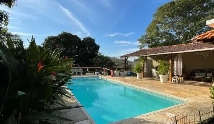 Casa com 04 Quartos no Engenho do Mato com Piscina, Churrasqueira e Quintal com 883 m².