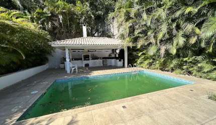 Casa em Condomínio com 04 Quartos, Piscina e Churrasqueira em Itaipu - Niterói/RJ.