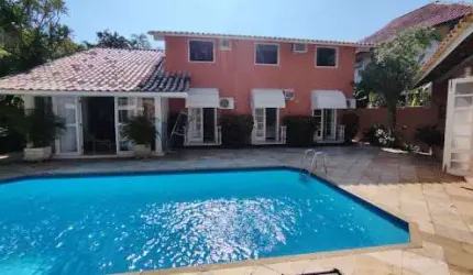 Casa em Condomínio com 04 Quartos, Piscina, Sauna e Churrasqueira em Itaipu