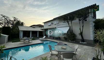 Casa em Condomínio com 06 Quartos, Piscina, Sauna, Churrasqueira e Quintalzão!