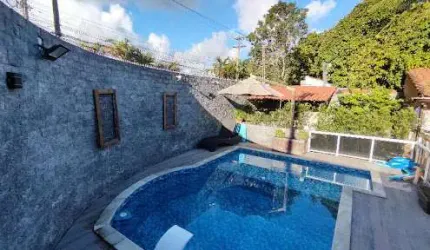 .Casa com 03 Quartos à Venda em Piratininga com Piscina e Churrasqueira.