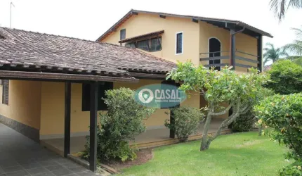 Casa com 04 Quartos, Piscina e Churrasqueira em Itaipu.