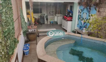 Cobertura com 03 Quartos, Piscina e Churrasqueira em Prédio na Frente da Praia de Icaraí.
