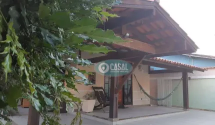 Casa Linear com 03 Quartos, Piscina e Churrasqueira