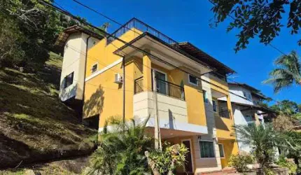 Casa em Condomínio com 04 Quartos em Piratininga