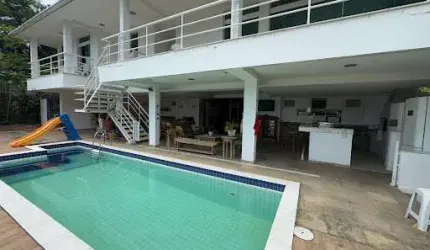 Casa em Condomínio com 04 Quartos, Piscina e Churrasqueira em Itaipu - Niterói/RJ.