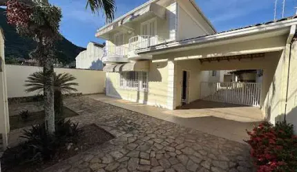 Casa com 03 Quartos em Piratininga com Piscina, Churrasqueira e Quintalzão!