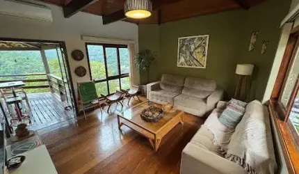 Casa em Condomínio com 03 Quartos e Vista Deslumbrante para as Montanhas!
