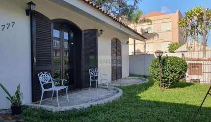 Casa Plana com 03 Dormitórios, e Pátio em Hamburgo Velho, NH