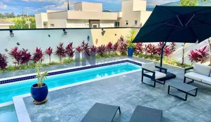 Linda casa no condomínio Reserva da Serra, Medeiros/ Jundiaí/ Sp, 425,00m2, 5 suítes, piscina, área de laser completa, área verde, ótima localização .