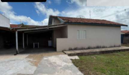 CASA A VENDA DE ESQUINA