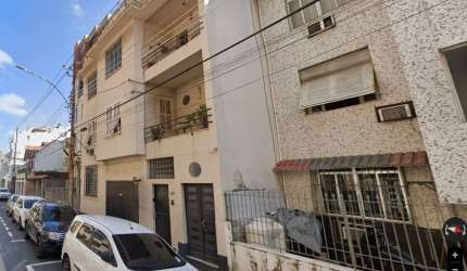 OPORTUNIDADE! Apartamento tipo casa, térreo, sem escadas, com entrada independente, apenas 3 degraus do nível da rua, COM 1 VAGA DE GARAGEM EXCLUSIVA, SEM CUSTO MENSAL DE CONDOMÍNIO