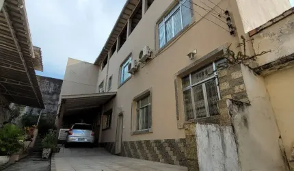 CASA AMPLA EM VILA PARTICULAR COM 3 ANDARES