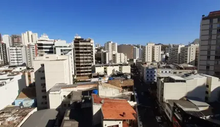 Quarto e sala com armários no coração de São Mateus