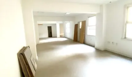 Ampla sala no Centro de Porto Alegre