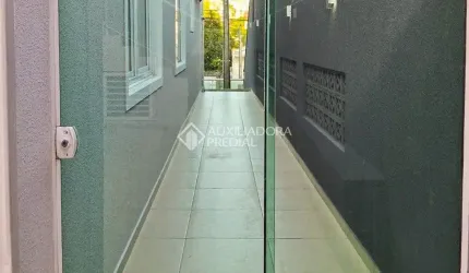 Casa com 2 andares, com 4 dormitorios, 2 suites, excelente localização.