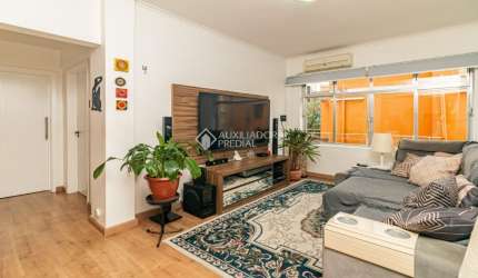 Apartamento Reformado de 2 Dormitórios com Sacada e Vaga no Bairro Floresta!