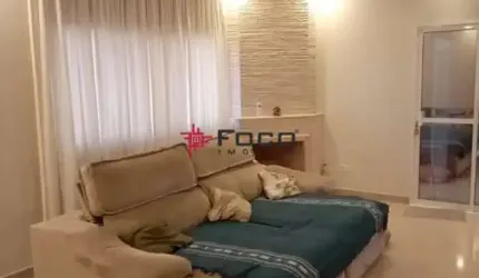 Casa  /  Vila das Flores    / 04 Dormitórios / 01 Suíte / 270M²TE / 166M²AC / São José dos Campos