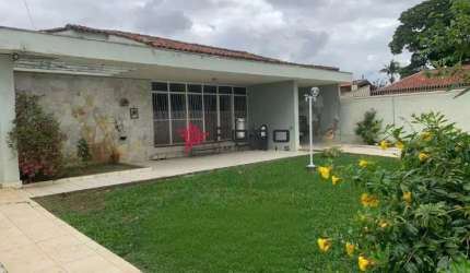 Casa à Venda com 4 Dormitórios, 270m² - R$2.800.000 - Jd. Esplanada